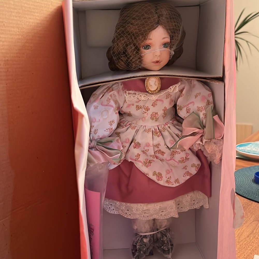 Paradise Galleries Julie by Phyllis Wright porcelain doll
